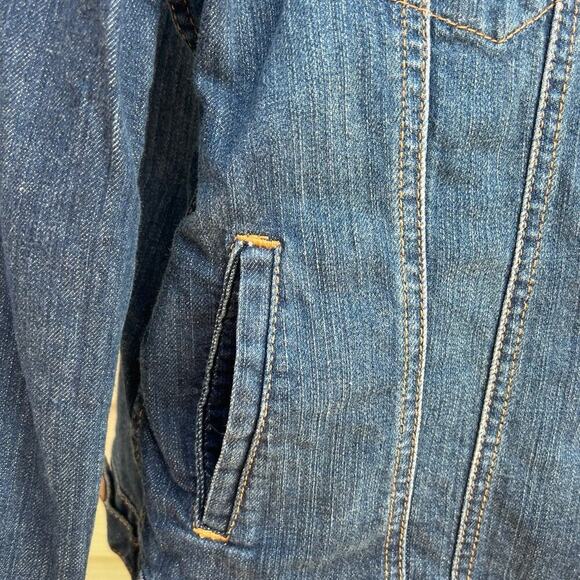 GAP women's size M, Jean Jacket.  NO Distress, cotton spandex blend. - Picture 4 of 9